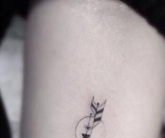 Tatuaje de flecha con lineas y circulos