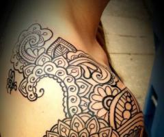 Tatuaje de decoracion de hombros de mujeres