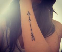 Ideas con tatuajes de flechas para mujeres