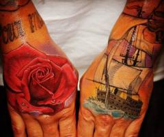 Tatuaje de rosa y barco en el mar
