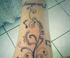 Tatuaje Una Guitarra Un Vaso Un Abrazo
