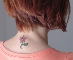 Tatuaje de flor pequeña para mujeres