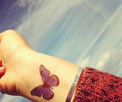 Tatuaje de mariposa en la muñeca