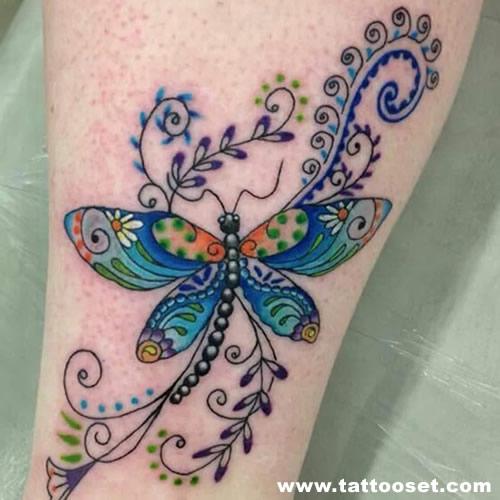 Diseño de mariposa tatuada a color