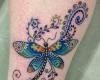 Diseño de mariposa tatuada a color