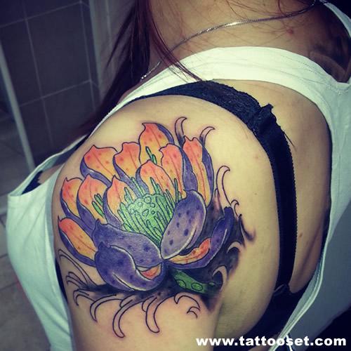 Tatuaje de flor de loto en el hombro