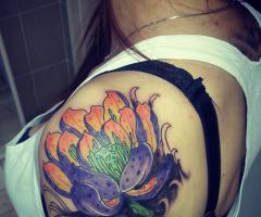 Tatuaje de flor de loto en el hombro