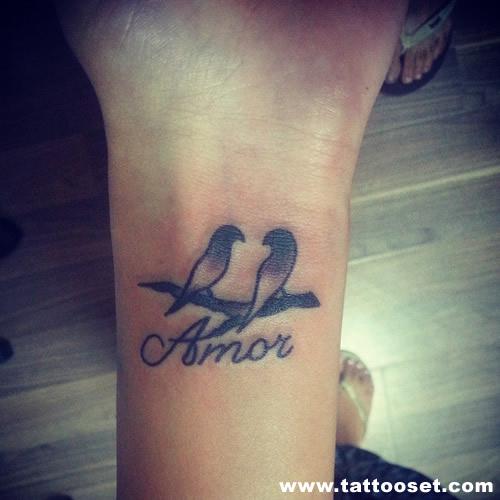Tatuaje de dos palomas y la palabra amor