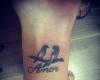 Tatuaje de dos palomas y la palabra amor