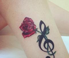 Tatuaje de Rosa y clave de Sol