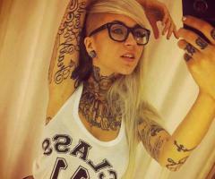 Tatuaje de rubia en todo su cuerpo