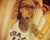 Tatuaje de rubia en todo su cuerpo