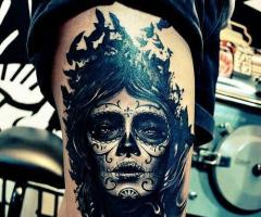 Tatuaje de calavera mexicana de mujer