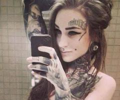 Hermosa mujer con tatuajes en la cara