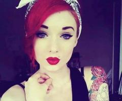 Pelirroja con tatuajes de rosas