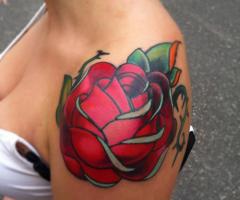 Tatuaje de rosa en el hombro para mujeres