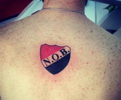 Escudo de Newells tatuado