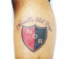 Tatuaje de newells en la pierna