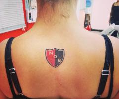 Chicas con tatuaje de newells