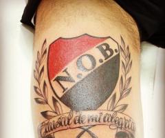 El mejor tatuaje de Newells con escudo viejo