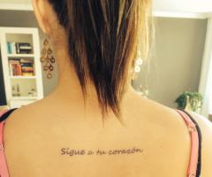 Tatuaje de frase de amor Sigue a tu corazón 