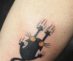 Tatuaje de gato pequeño arañando