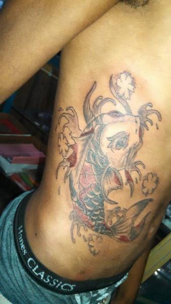 Pez Koi en la costillas tatuaje