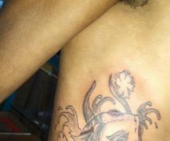 Pez Koi en la costillas tatuaje