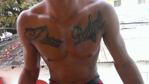 Nombres en el pecho tatuado