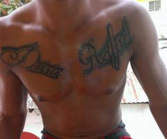Nombres en el pecho tatuado