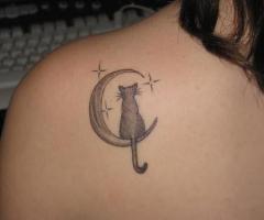 Tatuaje de gato y luna