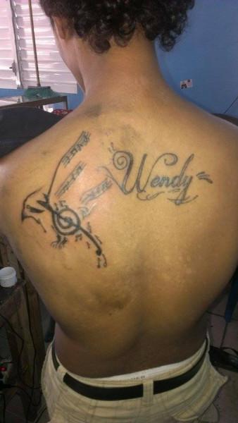 Tatto en la espalda nombre Wendy