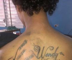 Tatto en la espalda nombre Wendy